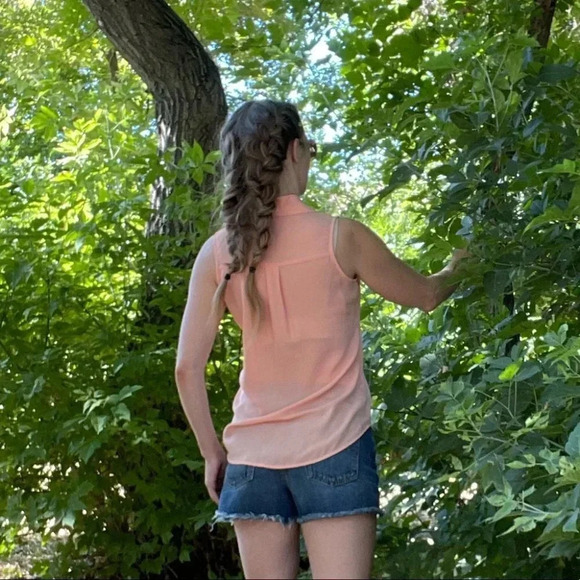 Express button front sleeveless top in peachy pink! - Picture 5 of 15